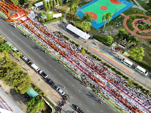 ภาพ No.235262:วันอาทิตย์ที่ 27 กรกฎาคม พ.ศ. 2568 พิธีตักบาตรพระ1,000 รูป ทำบุญเมืองพัทลุง ประธานสงฆ์ พระปริยัติวชิโรดม  เจ้าคณะจังหวัดพัทลุง ประธานฆราวาส นายรัฐศาสตร์ ชิดชู  ผู้ว่าราชการจังหวัดพัทลุง