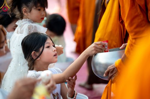 ภาพ No.101929:ตักบาตรพระ 10,000 รูป เติมบุญให้แผ่นดิน เนื่องในโอกาส 192 ปี จังหวัดกาญจนบุรี หนึ่งในโครงการตักบาตรพระ 2,000,000 รูป  77 จังหวัดทุกวัดทั่วไทย วันจันทร์ที่ 11 ธันวาคม พ.ศ. 2566 บริเวณถนนสองแคว (SKY WALK) เมืองกาญจนบุรี