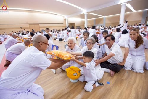 ภาพ No.217060:วันเสาร์ที่ 12 เมษายน พ.ศ. 2568 พิธีเวียนประทักษิณรอบพระมหาธรรมกายเจดีย์  พิธีวันทาเจดีย์ พิธีขอขมาและมอบผ้าไตร ในโครงการอุปสมบทหมู่ บูชาธรรมหลวงพ่อธัมมชโย, โครงการธรรมทายาท ระดับอุดมศึกษา รุ่นที่ 52 ,  โครงการบวชพระนานาชาติ AEC & WAB CEO รุ่นที่ 4 , ณ ว