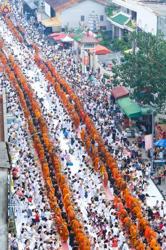 ภาพ No.237169:วันอาทิตย์ที่ 10 สิงหาคม พ.ศ. 2568 มหาสังฆทานครั้งยิ่งใหญ่ ตักบาตรพระ 10,000 รูป ถ.นิพัทธ์อุทิศ 3 ใจกลางนครหาดใหญ่ จ.สงขลา (ชุดที่ 2)