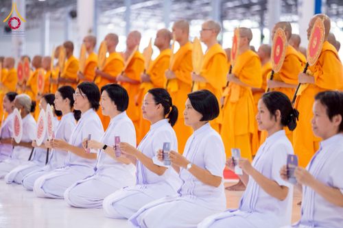 ภาพ No.237550:วันอาทิตย์ที่ 10 สิงหาคม พ.ศ.2568 พิธีมอบใบประกาศเกียรติคุณ โครงการสอบบาลี "ฉลองแชมป์" บูชาธรรม 80 ปี หลวงพ่อธัมมชโย ประจำปี 2568 และ พิธีมอบดวงแก้วสามเณรทรงบาลีไวยากรณ์ ณ สภาธรรมกายสากล วัดพระธรรมกาย ปทุมธานี