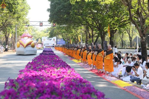 ภาพ No.304739:วันที่ 25 มกราคม พ.ศ. 2569 พิธีต้อนรับพระธรรมยาตรา (ภาพชุดที่ 2) รร.สามัคคีราษฏร์บำรุง-วัดพระธรรมกาย ในโครงการธรรมยาตรา กตัญญูบูชา มหาปูชนียาจารย์ พระมงคลเทพมุนี(สด จนฺทสโร) พระผู้ปราบมาร อนุสรณ์สถาน 7 แห่ง ปีที่ 14