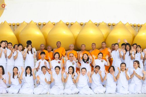 ภาพ No.302761:วันที่ 24 มกราคม พ.ศ. 2569 พิธีตักบาตรพระธรรมยาตรา(ภาพชุดที่ 2) ณ อนุสรณ์สถานลำดับที่ 5 สถานที่เผยแผ่วิชชาธรรมกายครั้งแรก อนุสรณ์สถานบางปลา วัดบางปลา อำเภอบางเลน จังหวัดนครปฐม ในโครงการธรรมยาตรา กตัญญูบูชา มหาปูชนียาจารย์ พระมงคลเทพมุนี(สด จนฺทสโร) พระผู