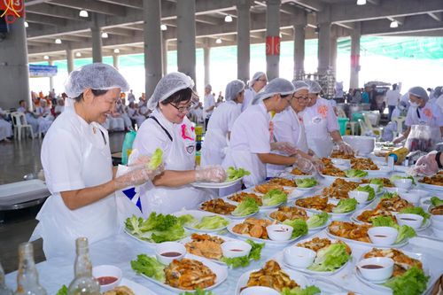 ภาพ No.325763:วันที่ 22 เมษายน พ.ศ.2569(วันคุ้มครองโลก) งานถวายมหาสังฆทาน 40,000 กว่าวัดทั่วประเทศ เจ้าหน้าที่ สาธุชน ร่วมใจจัดเตรียมภัตตาหารเพล (ชุด 2)