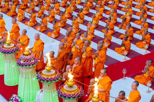 ภาพ No.290128:วันที่ 6 มกราคม พ.ศ. 2569 พิธีจุดประทีปถวายเป็นพุทธบูชา และบูชาธรรมมหาปูชนียาจารย์ (ภาพชุดที่ 2) ณ อนุสรณ์สถานมหาวิหารพระมงคลเทพมุนี (โลตัสแลนด์) อ.สองพี่น้อง จ.สุพรรณบุรี ในโครงการธรรมยาตรา กตัญญูบูชา มหาปูชนียาจารย์ พระมงคลเทพมุนี(สด จนฺทสโร) พระผู้ปรา