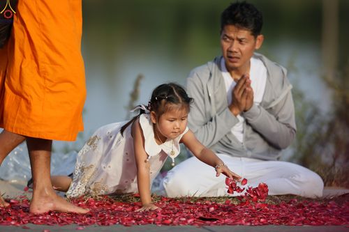 ภาพ No.287825:วันที่ 3 มกราคม พ.ศ. 2569 พิธีต้อนรับพระธรรมยาตรา ครั้งที่ 2 (ภาพชุดที่ 2) ในโครงการธรรมยาตรา กตัญญูบูชา มหาปูชนียาจารย์ พระมงคลเทพมุนี(สด จนฺทสโร) พระผู้ปราบมาร อนุสรณ์สถาน 7 แห่ง ปีที่ 14 ณ อนุสรณ์สถานมหาวิหารพระมงคลเทพมุนี (โลตัสแลนด์) อ.สองพี่น้อง จ.