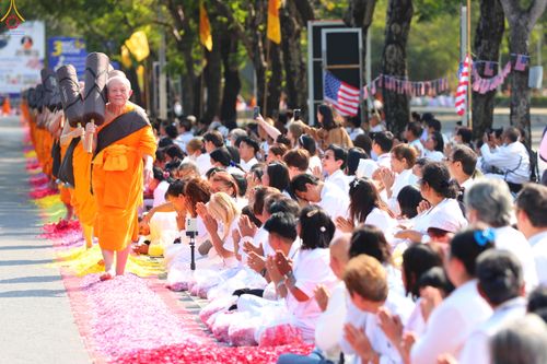 ภาพ No.304738:วันที่ 25 มกราคม พ.ศ. 2569 พิธีต้อนรับพระธรรมยาตรา (ภาพชุดที่ 2) รร.สามัคคีราษฏร์บำรุง-วัดพระธรรมกาย ในโครงการธรรมยาตรา กตัญญูบูชา มหาปูชนียาจารย์ พระมงคลเทพมุนี(สด จนฺทสโร) พระผู้ปราบมาร อนุสรณ์สถาน 7 แห่ง ปีที่ 14