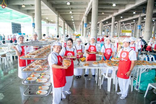 ภาพ No.325764:วันที่ 22 เมษายน พ.ศ.2569(วันคุ้มครองโลก) งานถวายมหาสังฆทาน 40,000 กว่าวัดทั่วประเทศ เจ้าหน้าที่ สาธุชน ร่วมใจจัดเตรียมภัตตาหารเพล (ชุด 2)