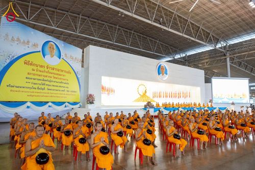 ภาพ No.215143:วันอาทิตย์ต้นเดือนที่ 6 เมษายน พ.ศ. 2568 พิธีตักบาตรข้าวสารอาหารแห้ง ณ บ้านแก้วเรือนทองคุณยาย สภาธรรมกายสากล วัดพระธรรมกาย