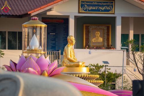 ภาพ No.294698:วันอาทิตย์ที่ 14 ธันวาคม พ.ศ.2568 พระธรรมยาตราปฏิบัติธรรมและถ่ายภาพหมู่ประวัติศาสตร์ ณ วัดสองพี่น้อง ต.ต้นตาล อ.สองพี่น้อง จ.สุพรรณบุรี ในโครงการธรรมยาตรา กตัญญูบูชา มหาปูชนียาจารย์ พระมงคลเทพมุนี(สด จนฺทสโร) พระผู้ปราบมาร อนุสรณ์สถาน 7 แห่ง ปีที่ 14