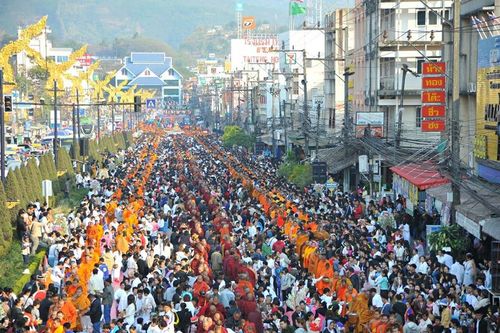 ภาพ No.15836:ประมวลภาพตักบาตรพระ 3 แผ่นดิน พระ 10,000 รูป ปีที่ 2 จ.เชียงราย