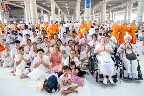 ภาพ No.62594:พิธีถวายบาตรเเละไทยธรรม ในโครงการอุปสมบทหมู่ บูชาธรรมหลวงพ่อธัมมชโย พ.ศ.2567 ณ ลานธรรม พระมหาธรรมกายเจดีย์ วันที่ 13 เมษายน พ.ศ.2567
