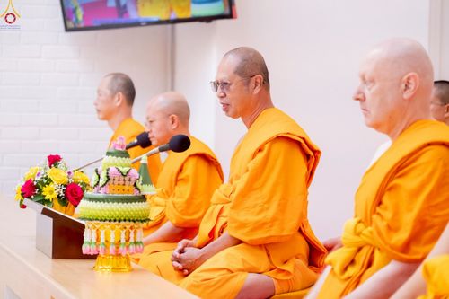 ภาพ No.252272:วันที่ 4-5 ตุลาคม พ.ศ. 2568  วัดพระธรรมกายแคลิฟอร์เนีย ประเทศสหรัฐอเมริกา ได้จัดพิธีตัดปอยผม โดยคณะสงฆ์ ญาติ ๆ และสาธุชน ให้กับนาคธรรมทายาท 8 ท่าน และได้จัดพิธีบรรพชา-อุปสมบท ฉลองพิธีทอดกฐินบรมจักรพรรดิ สร้างอุโบสถ 82 ปี บูชาธรรมหลวงพ่อธัมมชโย