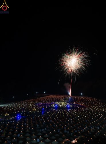 ภาพ No.138675:Photo Story  มหัศจรรย์วัดดงดินแดง Episode 6 พระภิกษุ-สามเณร ในโครงการบรรพชาอุปสมบทหมู่  กว่า 500 รูป และศีลจาริณีกว่า 300 คน ร่วมกันก่อพระเจดีย์ทราย 20,000 องค์ และจุดประทีป  บูชาธรรม 80 ปี หลวงพ่อธมฺมชโย กลางลำน้ำแม่ตื่น