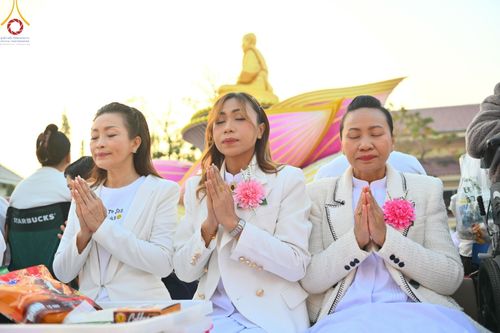 ภาพ No.197674:พิธีตักบาตรพระธรรมยาตรา ณ อนุสรณ์สถานลำดับที่ 4 สถานที่เกิดด้วยกายธรรม วัดโบสถ์(บน) ต.บางคูเวียง จ.นนทบุรี ในโครงการธรรมยาตรา กตัญญูบูชา มหาปูชนียาจารย์ พระมงคลเทพมุนี(สด จนฺทสโร) พระผู้ปราบมาร อนุสรณ์สถาน 7 แห่ง ปีที่ 13 วันที่ 19 มกราคม พ.ศ. 2568