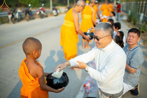 ภาพ No.62286:Photo Story  มหัศจรรย์วัดดงดินแดง Episode 4 กิจกรรมตักบาตรฉลองพระ-เณรกว่า 500 รูป