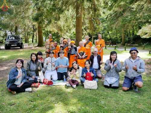 ภาพ No.148832:คณะสงฆ์และสามเณร วัดพระธรรมกายแมนเชสเตอร์  สหราชอาณาจักร จัดเดินธรรมยาตราที่ Peak District National Park , New Mills central , Upper Derwent Visitor Centre, Hope Valley วันอังคารที่ 6 สิงหาคม พ.ศ. 2567