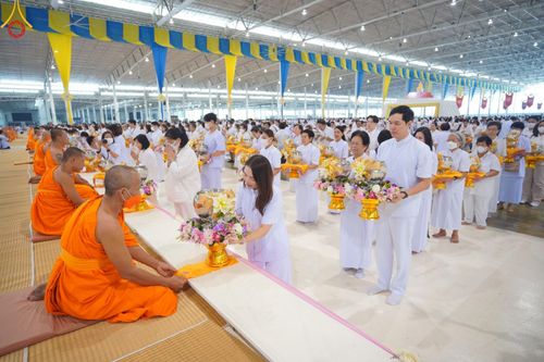 ภาพ No.123769:พิธีถวายโคมมาฆประทีป น้อมถวายเป็นพุทธบูชา แด่คณะพระภิกษุ สามเณร  ณ วัดพระธรรมกาย จ.ปทุมธานี วันเสาร์ที่ 17 กุมภาพันธ์ พ.ศ. 2567