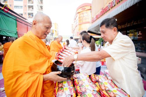 ภาพ No.180324:พิธีทำบุญตักบาตร ข้าวสารอาหารแห้ง แด่คณะสงฆ์ 99 รูป เนื่องในวันพ่อแห่งชาติ ปีที่ 50 ณ ศูนย์การค้าตลาดรังสิต ซ.รังสิต-ปทุมธานี 5 วันที่ 5 ธันวาคม พ.ศ. 2567