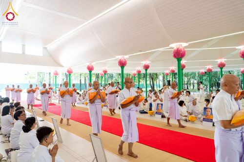 ภาพ No.244722:วันเสาร์ที่ 6 กันยายน พ.ศ. 2568 พิธีขอขมา-รับผ้าไตรของนาคธรรมทายาท โครงการอุปสมบทหมู่บูชาธรรมครบรอบ 108 ปี  วันครูผู้ค้นพบวิชชาธรรมกาย ณ โบสถ์พระไตรปิฎก วัดพระธรรมกาย