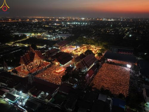 ภาพ No.197182:พิธีจุดประทีปถวายเป็นพุทธบูชา และบูชาธรรมมหาปูชนียาจารย์ ณ วัดโบสถ์(บน) ตำบลบางคูเวียง อำเภอบางกรวย จังหวัดนนทบุรี ในโครงการธรรมยาตรา กตัญญูบูชา มหาปูชนียาจารย์ พระมงคลเทพมุนี(สด จนฺทสโร) พระผู้ปราบมาร อนุสรณ์สถาน 7 แห่ง ปีที่ 13 วันที่ 18 มกราคม พ.ศ. 25