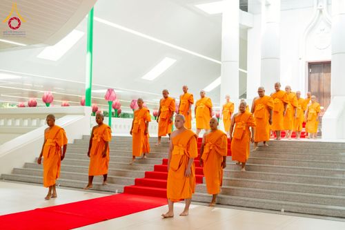ภาพ No.244820:วันเสาร์ที่ 6 กันยายน พ.ศ. 2568 พิธีถวายบาตร บรรพชา อุปสมบทของนาคธรรมทายาท โครงการอุปสมบทหมู่บูชาธรรมครบรอบ 108 ปี  วันครูผู้ค้นพบวิชชาธรรมกาย ณ โบสถ์พระไตรปิฎก วัดพระธรรมกาย