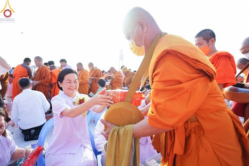 ภาพ No.180454:พิธีตักบาตรพระ ๑,๐๐๐ รูป ฉลองเมืองลำปาง ๑,๓๔๔ ปี วันเสาร์ที่ ๗ ธันวาคม พ.ศ. ๒๕๖๗ ณ ลานพระบรมราชานุสาวรีย์ พระนเรศวรมหาราช อ.เกาะคา จ.ลำปาง