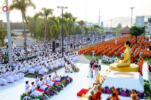 ภาพ No.101854:ตักบาตรพระ 10,000 รูป เติมบุญให้แผ่นดิน เนื่องในโอกาส 192 ปี จังหวัดกาญจนบุรี หนึ่งในโครงการตักบาตรพระ 2,000,000 รูป  77 จังหวัดทุกวัดทั่วไทย วันจันทร์ที่ 11 ธันวาคม พ.ศ. 2566 บริเวณถนนสองแคว (SKY WALK) เมืองกาญจนบุรี