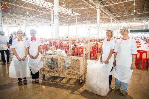 ภาพ No.58854:V.40 ภัตตาหารพระหมื่นวัด เราจัดให้ การปฏิบัติงานของเจ้าหน้าที่และอาสาสมัคร เพื่อรับบุญในการถวายภัตตาหาร แด่คณะสงฆ์ 10,000 กว่าวัดทั่วประเทศ ที่มาร่วมงานวันคุ้มครองโลก จันทร์ที่ 22 เมษายน พ.ศ. 2567 ณ วัดพระธรรมกาย