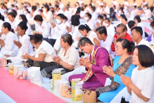 ภาพ No.110279:พิธีตักบาตรพระธรรมยาตราฯ ในโครงการธรรมยาตรากตัญญูบูชา มหาปูชนียาจารย์ พระมงคลเทพมุนี(สด จนฺทสโร) พระผู้ปราบมาร ปีที่ 12 ณ อนุสรณ์สถานลำดับที่ 2 สถานที่ตั้งมโนปณิธานบวชตลอดชีวิต อนุสรณ์สถานบางนางแท่น จ.นครปฐม วันที่ 11 มกราคม พ.ศ. 2567