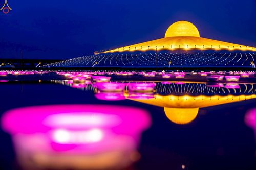 ภาพ No.223997:วันวิสาขบูชา วันอาทิตย์ที่ 11 พฤษภาคม พ.ศ. 2568 พิธีจุดวิสาขประทีป ,  พิธีเวียนประทักษิณรอบพระมหาธรรมกายเจดีย์ , พิธีฉลองชัยสวดมนต์บทธัมมจักกัปปวัตตนสูตร ครบ 7,357,000,000 จบ ณ มหารัตนวิหารคด วัดพระธรรมกาย