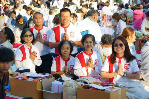 ภาพ No.103876:พิธีตักบาตรพระ 1,000 รูป ครั้งที่ 7 ถวายเป็นพุทธบูชา เพื่อช่วยเหลือคณะสงฆ์ 323 วัด 4 จังหวัดชายแดนภาคใต้ และถวายแด่คณะสงฆ์จังหวัดพิษณุโลก ณ ลานธรรมธุดงคสถานพิษณุโลก อ.วังทอง จ.พิษณุโลก วันที่ 24 ธันวาคม พ.ศ. 2566