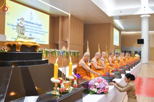 ภาพ No.208988:พระบาทสมเด็จพระเจ้าอยู่หัว ทรงมีพระราชศรัทธาทรงพระกรุณาโปรดเกล้าฯ ให้บำเพ็ญพระราชกุศลถวายภัตตาหารพระราชทาน การสอบบาลีสนามหลวง ณ วัดพระธรรมกาย ย อ.คลองหลวง จ.ปทุมธานี วันที่ 23-24 กุมภาพันธ์ พ.ศ. 2568