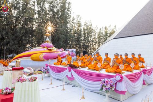ภาพ No.107152:พิธีจุดประทีปถวายเป็นพุทธบูชา และบูชาธรรมมหาปูชนียาจารย์ ในโครงการธรรมยาตรากตัญญูบูชา มหาปูชนียาจารย์ พระมงคลเทพมุนี(สด จนฺทสโร) พระผู้ปราบมาร  อนุสรณ์สถาน 7 แห่ง ปีที่ 12  วันที่ 6 มกราคม พ.ศ. 2567 ณ อนุสรณ์สถานมหาวิหารพระมงคลเทพมุนี อ.สองพี่น้อง จ.สุพร
