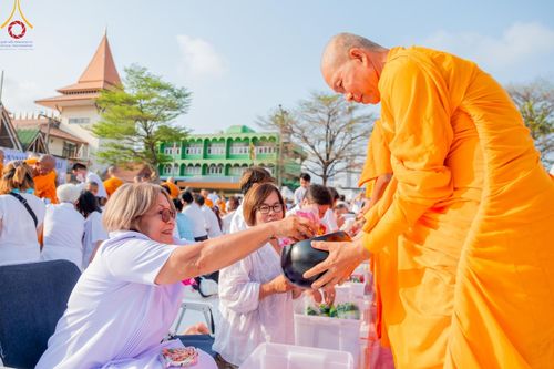 ภาพ No.58153:พิธีตักบาตรพระภิกษุและสามเณร 180 รูป ณ ลานองค์พระสมุทรเจดีย์ จ.สมุทรปราการ วันเสาร์ที่ 27 เมษายน พ.ศ. 2567