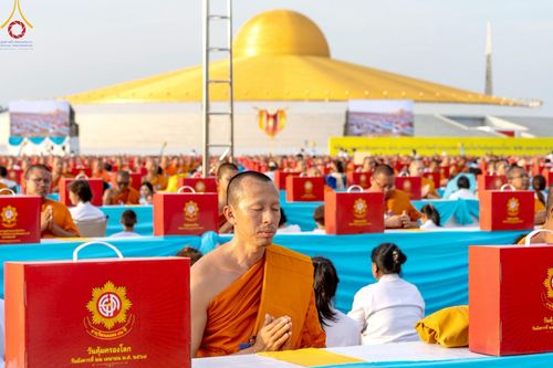 ภาพ No.219614:วันอังคารที่ 22 เมษายน พ.ศ. 2568 พิธีถวายมหาสังฆทานคณะสงฆ์ 40,000 กว่าวัดทั่วประเทศ เนื่องในวันคุ้มครองโลก ณ วัดพระธรรมกาย จ.ปทุมธานี