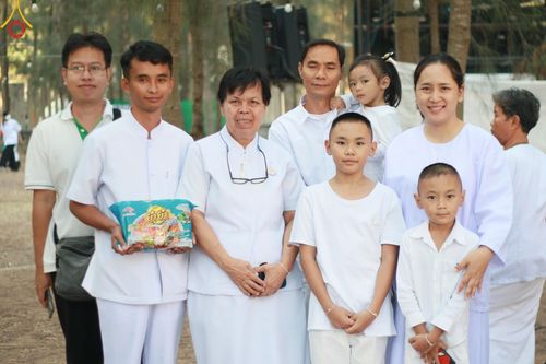 ภาพ No.107571:พิธีตักบาตรพระธรรมยาตราฯ ในโครงการธรรมยาตรากตัญญูบูชา มหาปูชนียาจารย์ พระมงคลเทพมุนี(สด จนฺทสโร) พระผู้ปราบมาร ปีที่ 12 ณ อนุสรณ์สถานมหาวิหารพระมงคลเทพมุนี อ.สองพี่น้อง จ.สุพรรณบุรี วันที่ 7 มกราคม พ.ศ. 2567