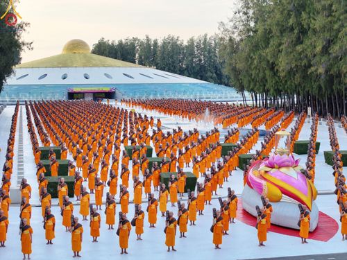 ภาพ No.186960:พระธรรมยาตราปฏิบัติธรรม และถ่ายภาพหมู่ประวัติศาสตร์ ปีที่ 13 ณ ลานทิศตะวันออก มหาวิหารพระมงคลเทพมุนี วัดพระธรรมกาย จ.ปทุมธานี วันเสาร์ที่ 28 ธันวาคม พ.ศ. 2567