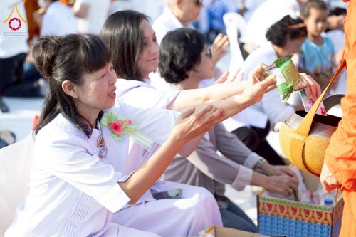 ภาพ No.250575:วันพุธที่ 8 ตุลาคม พ.ศ. 2568 พิธีตักบาตรเทโวโรหณะ ณ ลานธรรมปทุมรัตน์ธรรมเจดีย์ พุทธอุทยานนานาชาติ อ.โพนพิสัย จ.หนองคาย