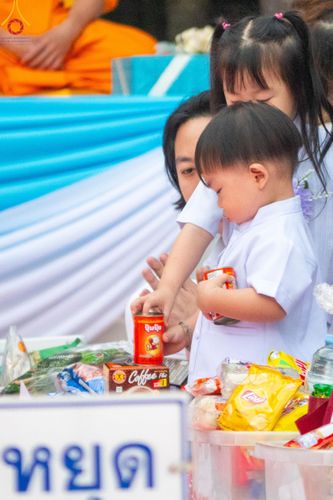 ภาพ No.107411:พิธีตักบาตรพระธรรมยาตราฯ ในโครงการธรรมยาตรากตัญญูบูชา มหาปูชนียาจารย์ พระมงคลเทพมุนี(สด จนฺทสโร) พระผู้ปราบมาร ปีที่ 12 ณ อนุสรณ์สถานมหาวิหารพระมงคลเทพมุนี อ.สองพี่น้อง จ.สุพรรณบุรี วันที่ 7 มกราคม พ.ศ. 2567