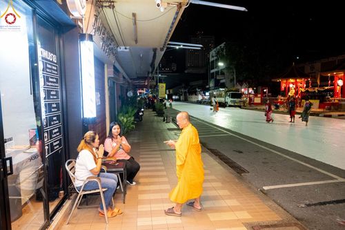 ภาพ No.151666:V.55 ทีมใหญ่ที่หาดใหญ่ เจ้าหน้าที่ทุกสถานะ หลายสัญชาติ ร่วมกันจัดงานตักบาตรที่หาดใหญ่ วันที่ 10-11 สิงหาคม พ.ศ. 2567