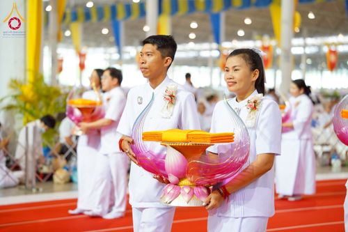 ภาพ No.215424:วันอาทิตย์ต้นเดือนที่ 6 เมษายน พ.ศ. 2568 ขบวนอัญเชิญผ้าป่าสมทบ มหาสังฆทาน 40,000 กว่าวัดทั่วประเทศ ณ สภาธรรมกายสากล วัดพระธรรมกาย