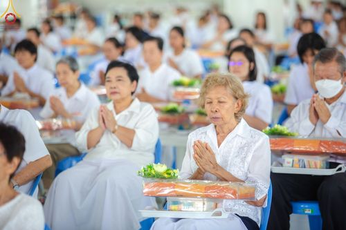 ภาพ No.157703:พิธีถวายภัตตาหารเมนูสวรรค์ ในพรรษาแห่งการเข้าถึงธรรม วันเสาร์ที่ 28 กันยายน พ.ศ. 2567 ณ หอฉันคุณยายอาจารย์ฯ วัดพระธรรมกาย