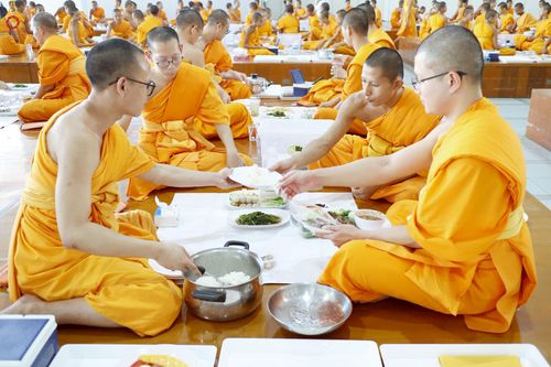 ภาพ No.231934:วันที่ 5 กรกฎาคม พ.ศ. 2568 พิธีถวายภัตตาหารเมนูสวรรค์ เพื่อการบรรลุธรรม ณ หอฉันคุณยายอาจารย์ฯ วัดพระธรรมกาย