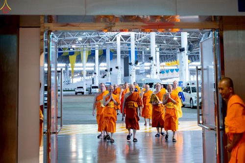 ภาพ No.233803:วันเสาร์ที่ 19 กรกฎาคม พ.ศ.2568 วันมหารำลึก ครั้งที่ 35 พิธีรำลึกถึงนักสร้างบารมี , พิธีสวดพระพุทธมนต์ , พิธีทอดผ้าบังสกุลและถวายไทยธรรม วัดพระธรรมกาย