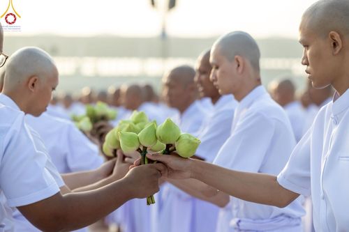 ภาพ No.216986:วันเสาร์ที่ 12 เมษายน พ.ศ. 2568 พิธีเวียนประทักษิณรอบพระมหาธรรมกายเจดีย์  พิธีวันทาเจดีย์ พิธีขอขมาและมอบผ้าไตร ในโครงการอุปสมบทหมู่ บูชาธรรมหลวงพ่อธัมมชโย, โครงการธรรมทายาท ระดับอุดมศึกษา รุ่นที่ 52 ,  โครงการบวชพระนานาชาติ AEC & WAB CEO รุ่นที่ 4 , ณ ว