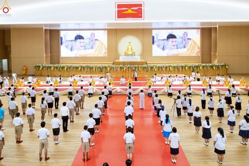 ภาพ No.245952:วันเสาร์ที่ 13 กันยายน พ.ศ. 2568 พิธีมอบผ้าไตรประธานกฐินสัมฤทธิ์เด็กดี V-Star ณ สภาธรรมกายสากล วัดพระธรรมกาย