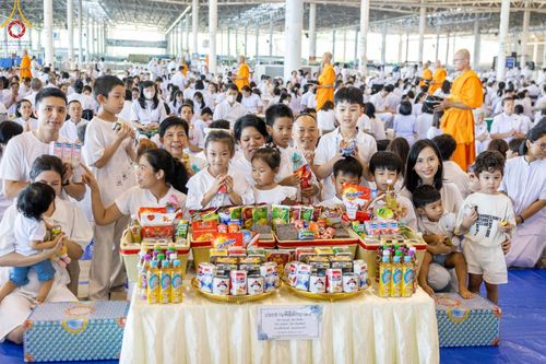 ภาพ No.151034:พิธีตักบาตร ในวันอาทิตย์ต้นเดือน วันที่ 1 กันยายน พ.ศ. 2567 ณ สภาธรรมกายสากล วัดพระธรรมกาย