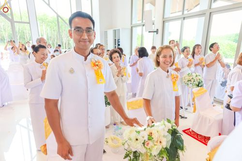 ภาพ No.239428:วันอาทิตย์ที่ 17 สิงหาคม พ.ศ. 2568 พิธีกดปุ่มอัญเชิญรูปเหมือน พระมงคลเทพมุนี (สด จันทสโร)  ณ มหาวิหารแก้วพระมงคลเทพมุนี  ศูนย์ปฏิบัติธรรมแก้วเมืองเลย