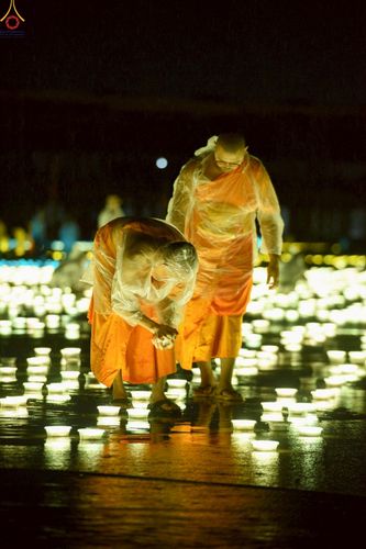 ภาพ No.244244:วันที่ 7 กันยายน พ.ศ. 2568 พิธีจุดประทีป วันครูผู้ค้นพบวิชชาธรรมกาย ณ ลานธรรมฯ และวิหารคด วัดพระธรรมกาย